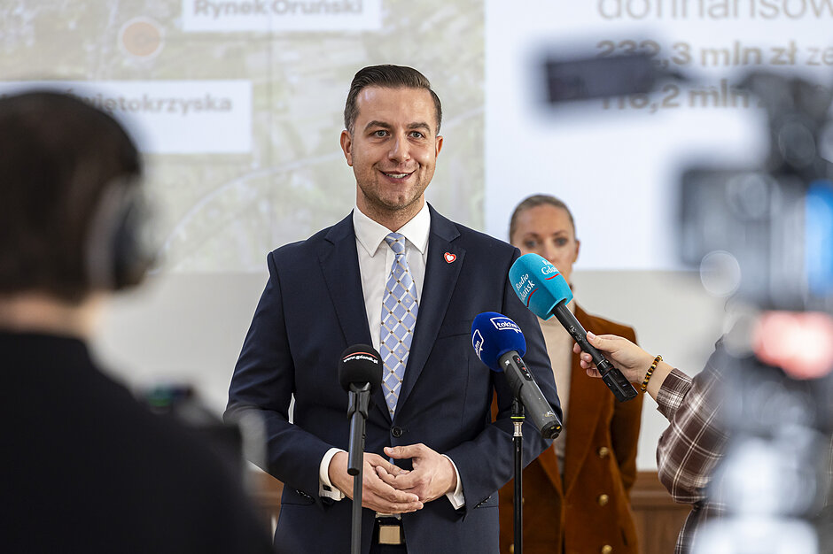 młody mężczyzna przy mikrofonach
