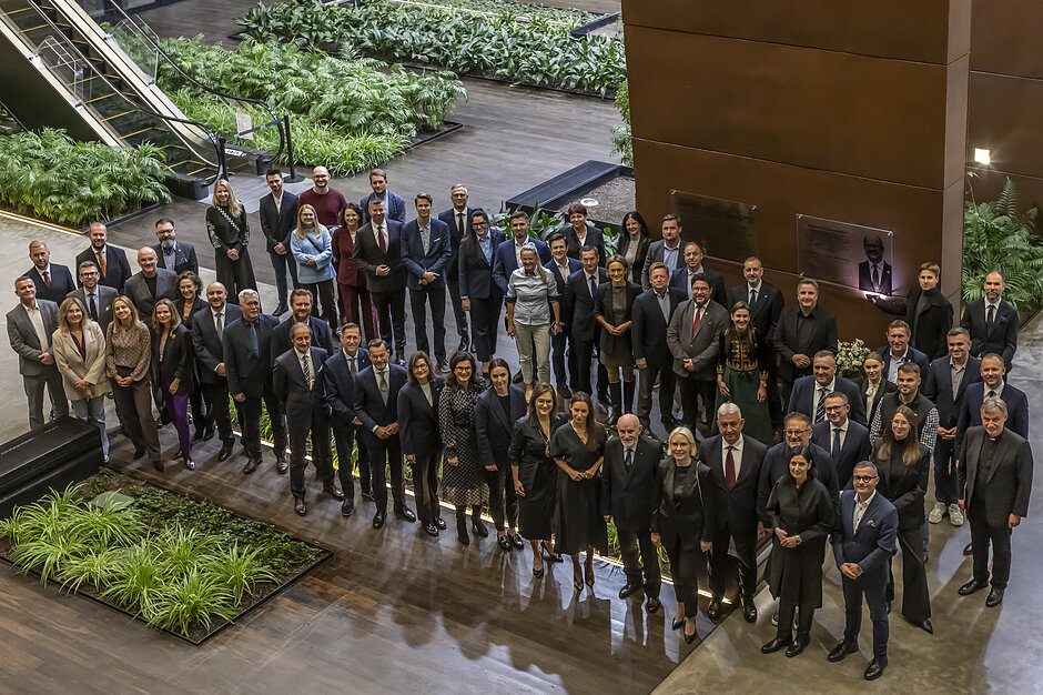Zdjęcie grupowe uczestników jubileuszu Studium Obywatelskiego im. Pawła Adamowicza.