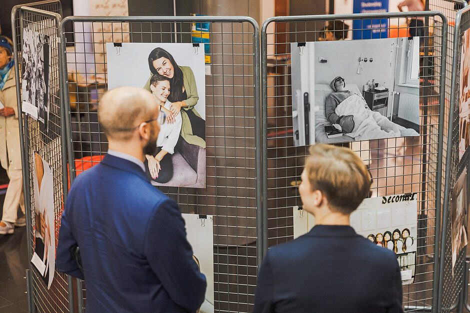 Dwie osoby oglądają prace fotograficzne