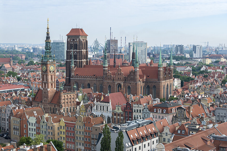panorama gdańska z drona, na pierwszym planie kościół mariacki