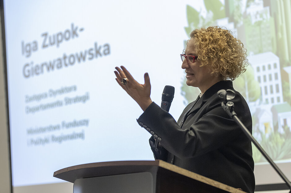 Kobieta na mównicy przemawia podczas konferencji.