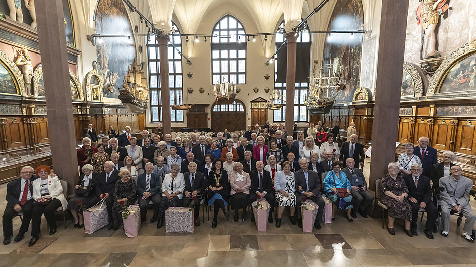 Jubileusz Par Małżeńskich - zdjęcie grupowe ucczestników wydarzenia w Dworze Artusa