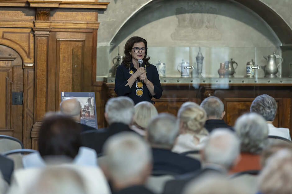 Prezydent Gdańska przemawia przez mikorfon