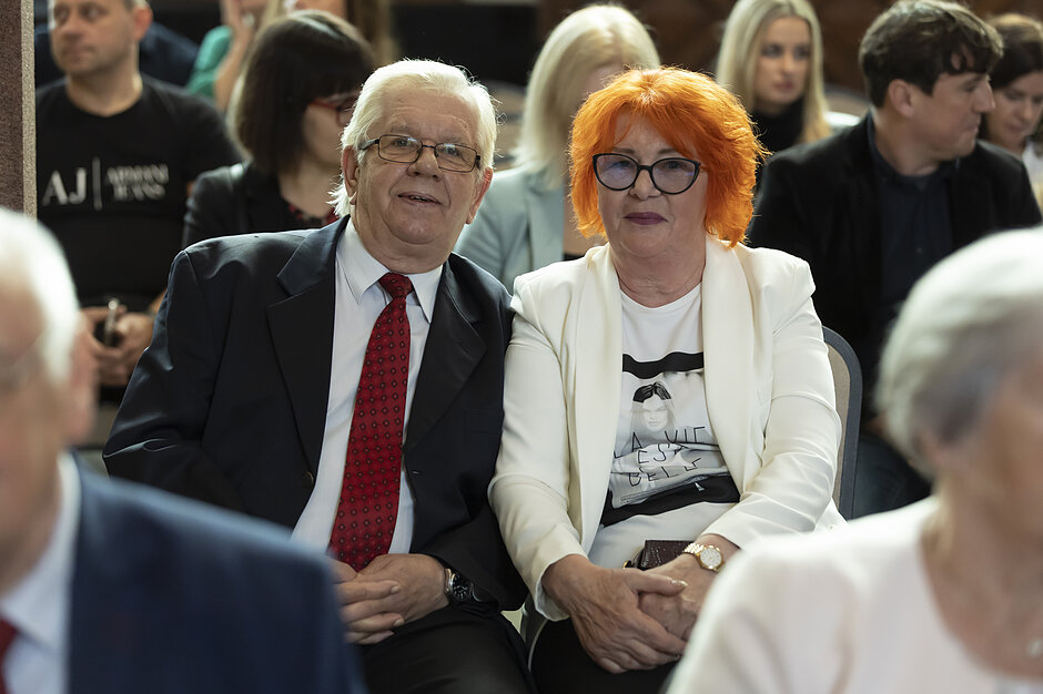 Para małżonków pozuje do zdjęcia