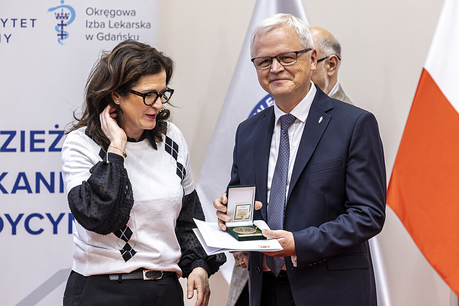 Dwie osoby - kobieta po lewej, mężczyzna po prawej