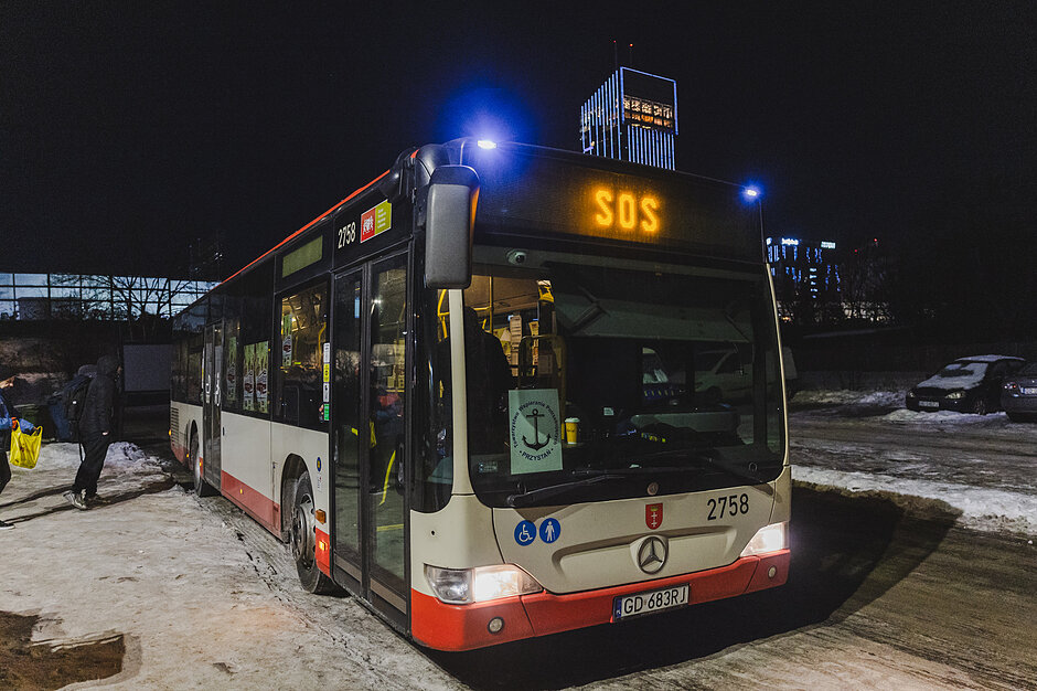 Autobus z wyświetlonym napisem SOS