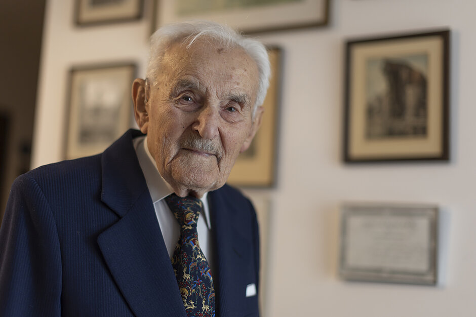 Portret starego mężczyzny w mieszkaniu.
