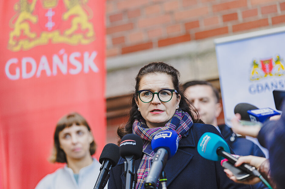 na zdjęciu prezydent aleksandra dulkiewicz, mówi do mikrofonów