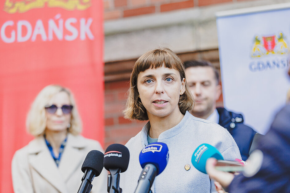 na zdjęciu monika chabior, mówi do mikrofonów