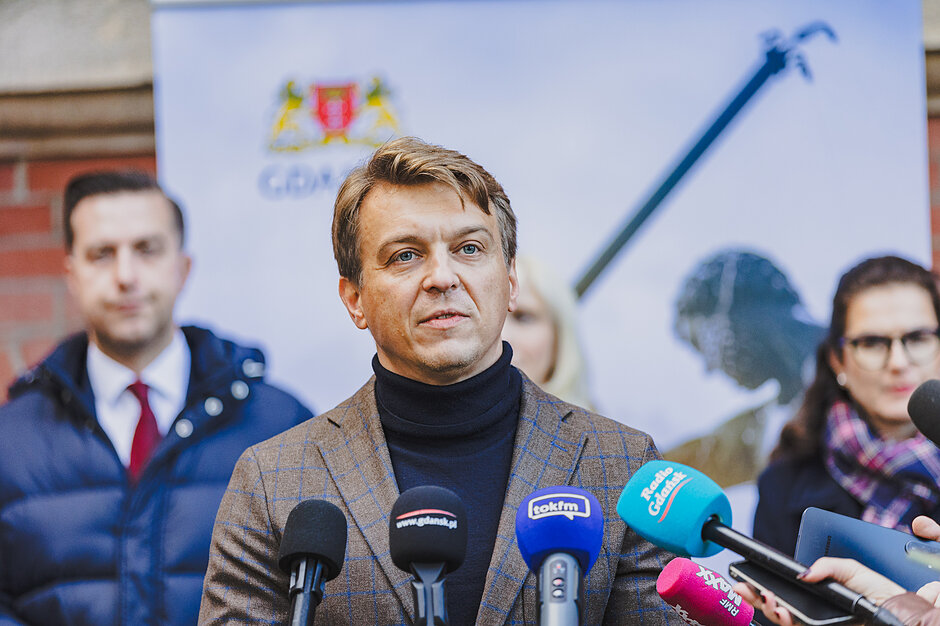 na zdjęciu Michał Brzeziński, mówi do mikrofonów