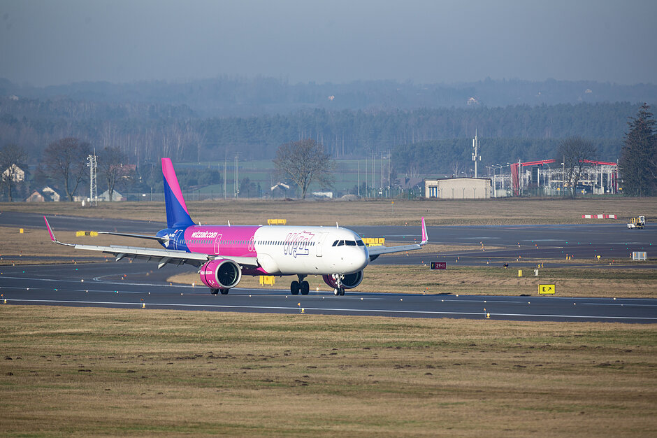samolot linii lotniczej WizzAir w procesie startu