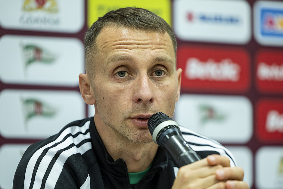 Na zdjęciu trener Vladyslav Lupashko podczas konferencji prasowej.