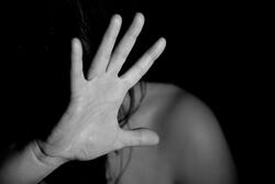 czarno-białe zdjęcie, kobieta zasłania twarz ręką