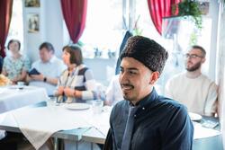 Tatar w tradycyjnej czapce śmieje się