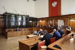 Sala sądowa ze składem orzekającym oraz stronami procesu