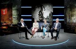 cztery osoby, dwie kobiety i dwaj mężczyźni siedzą na fotelach w wirtualnym studiu tv, w tle grafika przedstawiająca mównicę z herbem miasta Gdańska i plan ogólny sali posiedzeń