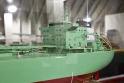Zbliżenie modelu statku w zielonym kolorze