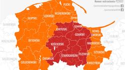 Mapka przedstawia miasta i powiaty województwa pomorskiego. Jest w kolorach pomarańczowym i czerwonym, gdzie kolor czerwony oznacza większe zagrożenie burzą