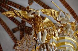 drewniany pozłacany anioł z trąbą, figura przytwierdzona do organowej szafy