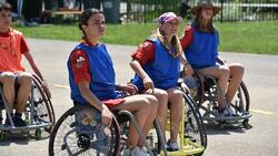 Kilkoro młodych ludzi na wózkach inwalidzkich