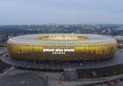 Stadion na kopule napis: Polsat Plus Arena Gdańsk