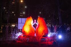 na zdjęciu instalacja artystyczna przedstawiająca duże płuca w kolorze czerwonym