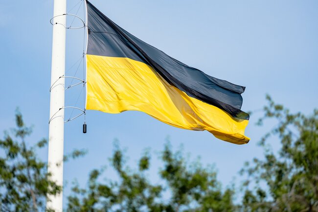Powiewająca na wietrze czarno-żółta flaga