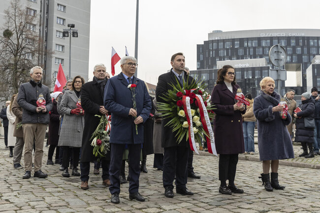 Złożenie kwiatów i zniczy w 44. rocznicę stanu wojennego