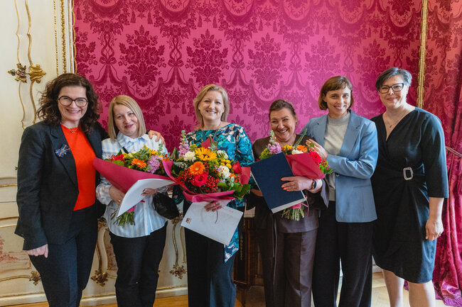 na zdjęciu pozuje sześć kobiet