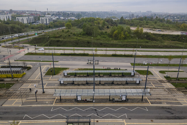 zdjęcie z drona, w dolnej części widać pętlę tramwajowo autobusową, w górnej części zdjęcia jest zielony teren niezabudowany