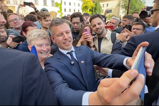 Premier Magyar robi selfie w tłumie osób