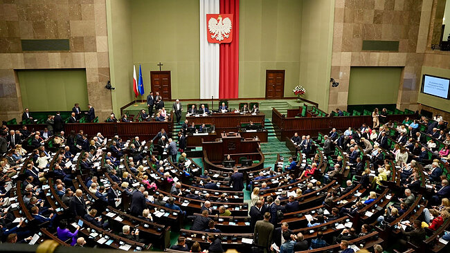 Zdjęcie sali sejmowej, wypełnionej posłami podczas obrad
