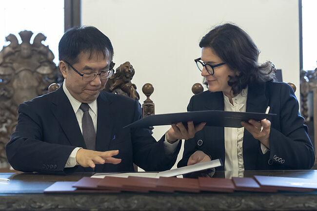 Burmistrz Tainanu Huang Wei-che i prezydent Gdańska Aleksandra Dulkiewicz podpisali umowę intencyjną 