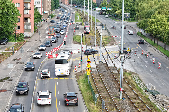ulica z lotu ptaka, z rozkopanym torowiskiem i objazdem wyznaczonym przez nie