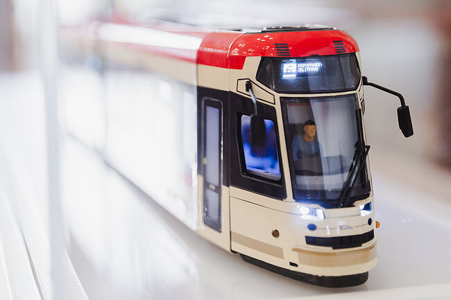 makieta przedstawia biało czerwony tramwaj widoczny z przodu