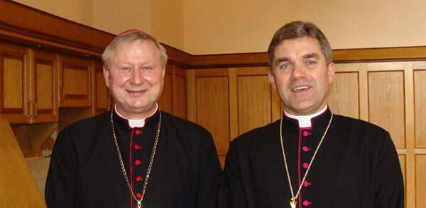 Dwaj gdańscy biskupi pomocniczy: Wiesław Szlachetka i Zbigniew Zieliński (po prawej)