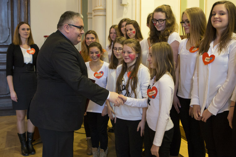 Zwycięska ekipa młodych wolontariuszek z Gimnazjum nr 31 (ul. Leśna Góra 2) na Niedźwiedniku. Gratulacje składa wiceprezydent Piotr Kowalczuk. W bliższym rzędzie, druga od prawej - Julia Raczyńska.