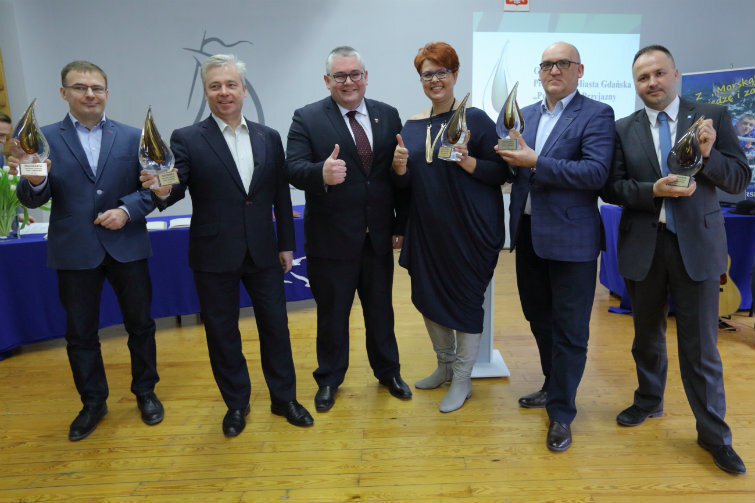 Laureaci konkursu ze statuetkami. Pośrodku - Anna Lisewska i Piotr Kowalczuk, zastępca prezydenta Gdańska ds. polityki społecznej.