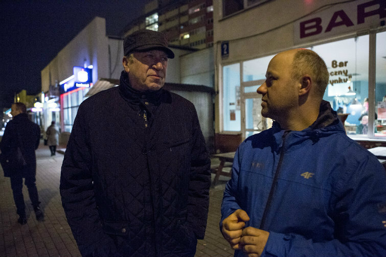 Krysztof Skrzypski (bez czapki) i Mieczysław Kotłowski, dyrektor Zarządu Dróg i Zieleni. Obaj pod koniec listopada ub. roku uczestniczyli w roboczym spacerze prezydenta Adamowicza po Przymorzu Wielkim. 