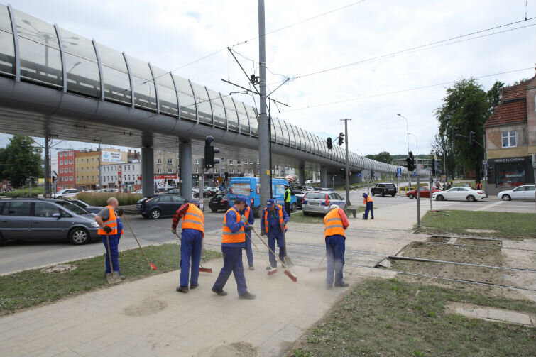 Sprzątanie ulicy i chodników przy Galerii Bałtyckiej we Wrzeszczu