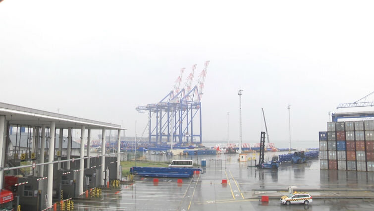 Najwyższe elementy musiały zostać pomalowano na biało-czerwone barwy, by były łatwiej dostrzegalne przez pilotów