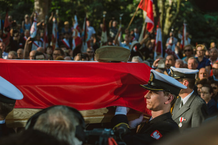 Państwowy pogrzeb „Inki” i "Zagończyka”. Trumny ze szczątkami spoczęły w grobach. ZOBACZ film i zdjęcia z uroczystości
