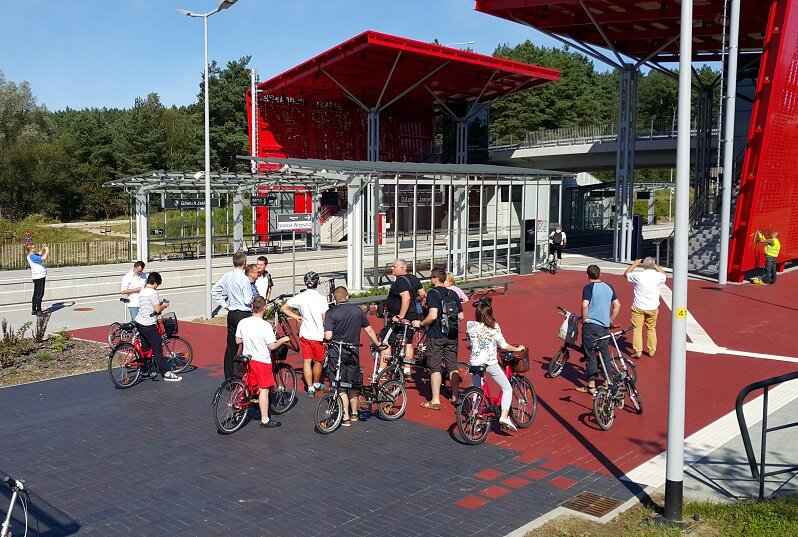 Delegacja z Olsztyna na przystanku PKM Jasień