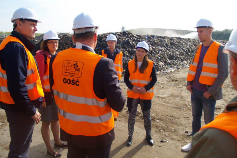 Wizyta posłów na składowisku odpadów w Szadółkach. Od lewej: poseł Adam Korol i posłanka Ewa Lieder. Pośrodku - posłanka Agnieszka Pomaska. Poniedziałek, 26 września 2016 r.