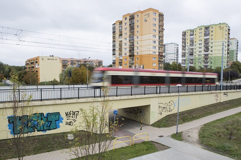 ...a także na ścianach prowadzących do przejścia pod torowiskiem