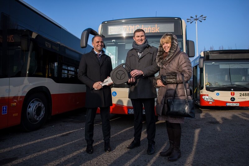 Danuta Gierdziejewska - wiceprezes ZKM i wiceprezydent Gdańska Piotr Grzelak odbierają klucz do nowych autobusów z rąk Antonio Cavotta, prezesa zarządu  EvoBus Polska