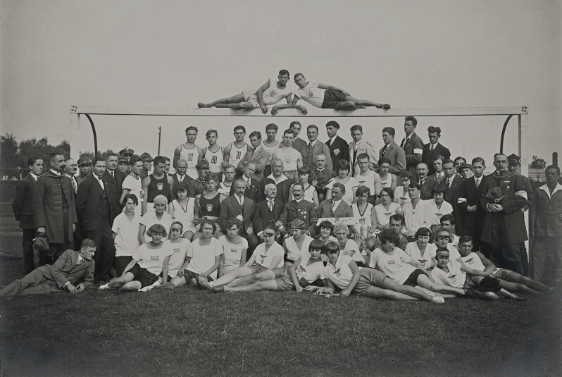 Drużyna sportowa Towarzystwa Gimnastycznego „Sokół”, Lwów, lata 20. XX w. (Franciszek Otto stoi siódmy z prawej)