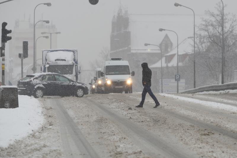 Opady śniegu na środę, 8 lutego, przewidywane są do godzin nocnych. Nie powinno być jednak tak ciężko, jak podczas śnieżycy w połowie stycznia