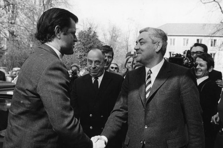 Horst Ehmke wita się z senatorem Tedem Kennedym. Bonn, kwiecień 1971 r.