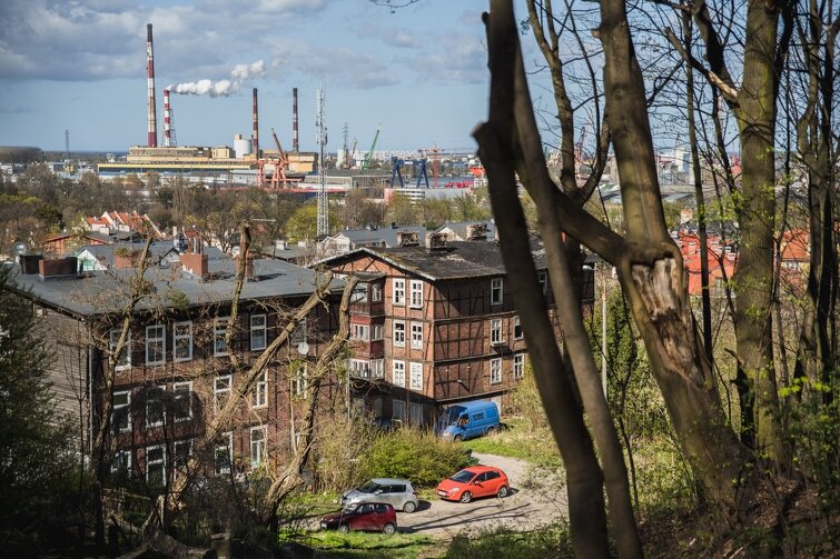 Panorama terenów przemysłowych i postoczniowych, widziana z osi widokowej wzgórza przy ul. Wroniej na Aniołkach. Jakość powietrza w Gdańsku jest dobra, ale może być lepsza
